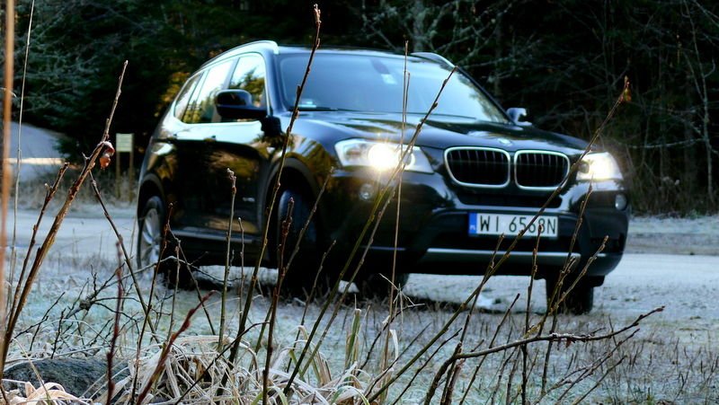 Bár a BMW szerint az X3 a kompromisszumok nélküli vezetés élménye, szerintem már az maga egy nagy kompromisszum, hogy X5 helyett X3-ban ülsz. Olyan, mint amikor ülsz a dugóban és azon mélázol, hogy nem is olyan ronda ez a Renault Thalia. És négy másodperccel később rájössz, hogy azért nem ronda, mert az egy Laguna. Na, én így vagyok az X3-X5 testvérséggel is: jó, jó ez az ikszötös, de milyen kicsi?