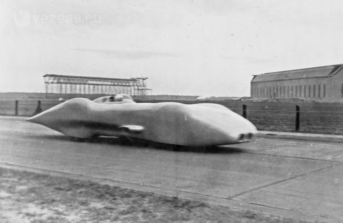 A soros nyolchengeres motor túlságosan magas építésű volt ehhez a karosszériához