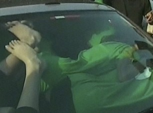 Világrekord! Tizenkilenc lány egy autóban