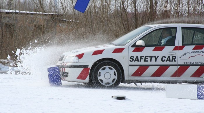 Fékezési feladatokkal indul a gyakorlás