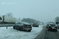 Számos balesettel találkoztunk a napokban. Modern autókban is meglephet a tél!