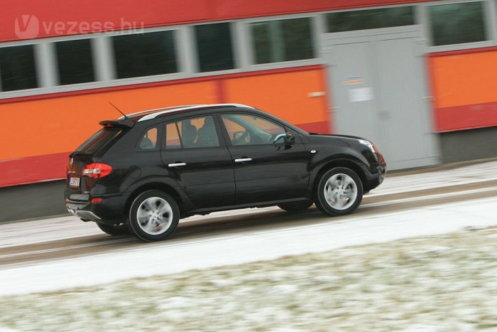 A Renault aránylag sokáig vacillált, mire rászánta magát a szabadidő-autó gyártásra. Nem is kezdtek rosszul a Koleos-szal, alaposan átgondolt belsőben hajthatja apa a kocsit, a japán hajtásláncnak hála akár a szántóföldön is