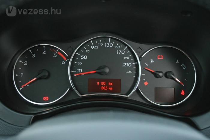 Nem hoz lázba a műszerfal, de mindent tud, amit tudnia kell