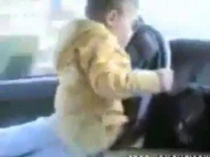 Kormányba ültetett gyerekkel kocsikáztak!