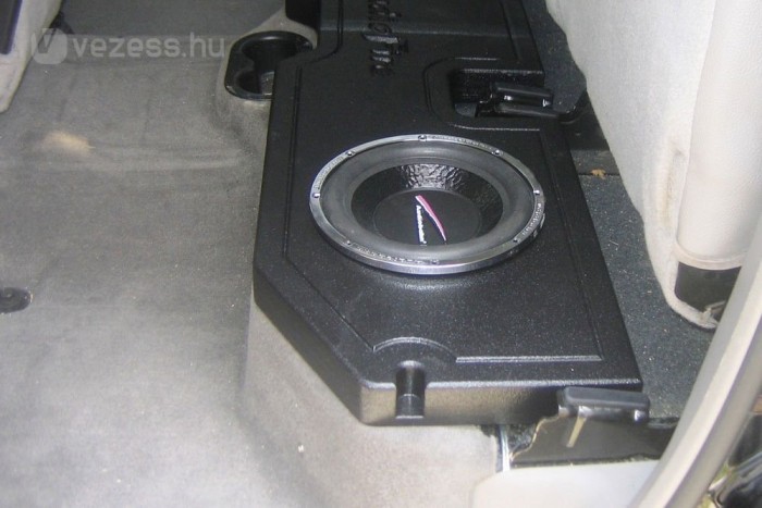 Bora vagy Toledo helyett Focust 10 | Vezess Mélynyomó egy pickup hátsó ülése alatt