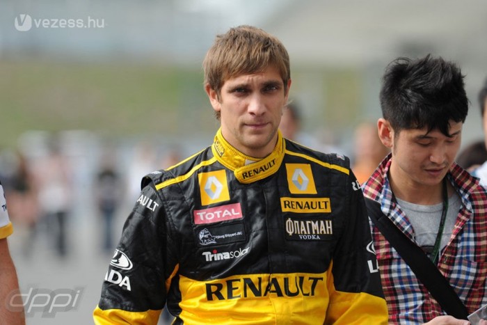 Hivatalos: Petrov marad a Renault-nál