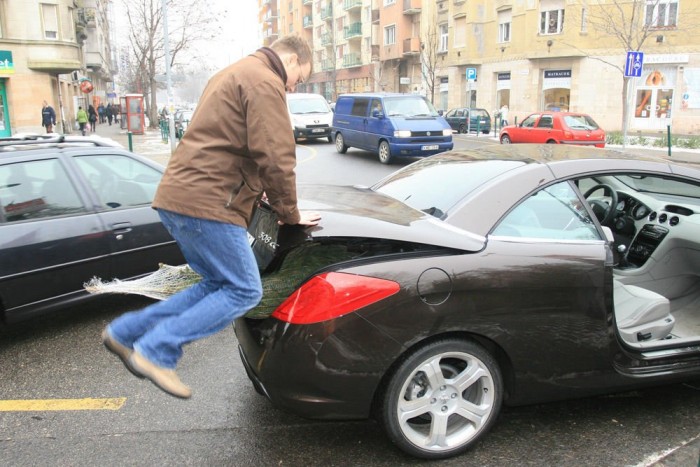 Eridj, asszony, majd én megmutatom, hogy kell ezt lecsukni! 