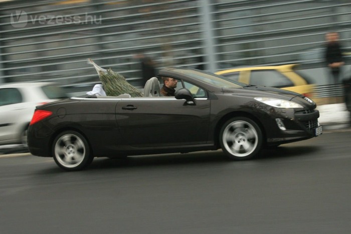 Suhanás a szmogriadó küszöbén. Nyitott tetővel Budapest még zajosabb és büdösebb