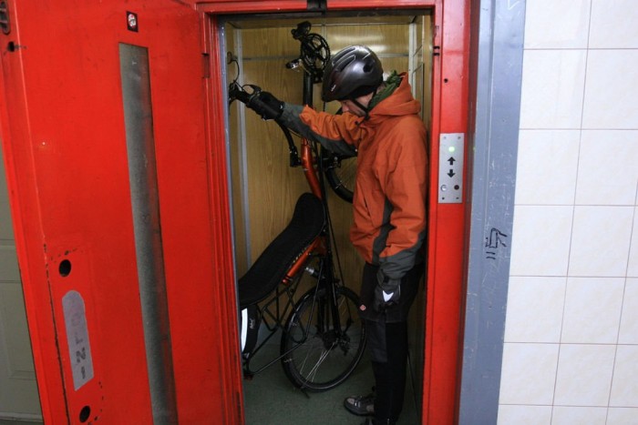 Befeküdtünk az autók közé 11 | Vezess Éppen befér el lepusztult, állandóan lerohadó lakótelepi liftbe