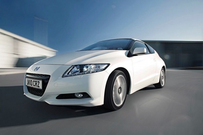 Gyakran Ismételt Kérdések: mi az a hibridautó? 8 A Honda kézi váltós hibridje, a CR-Z. Technikája primitívebb a Toyotáénál, de nagyobb élmény gyors pályán vezetni