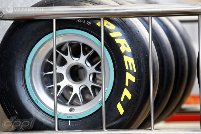 F1: 10 ezer kilométert tesztelt a Pirelli