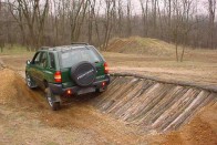 Felező áttétel és menet közben kapcsolható 4x4 segíti a terepjárást