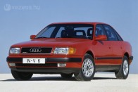 Gombnyomásra zárható a C4-es Audi 100 quattro hátsó differenciálműve. Zárt diffivel addig vág át a havon, míg fel nem ül az alja, fölénye csúszós úton ma is meggyőző