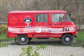 Szocialista furgon szeszes benzint iszik