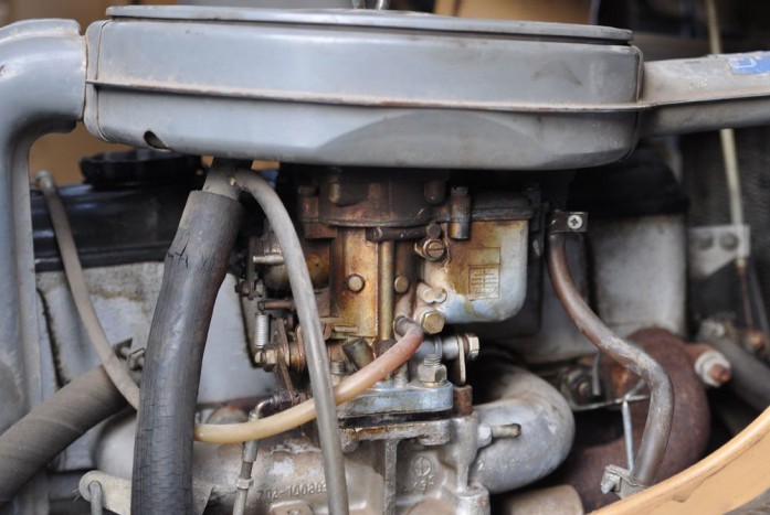 A vákuumcső mellett a réz színű hat lapfejű csavart kicsavarva férhetünk az üzemanyag fúvókához