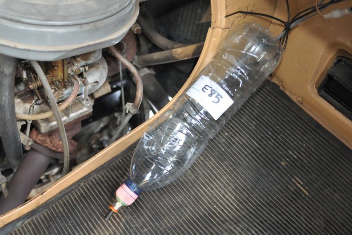 Ezzel az etetővel oldottam meg az üzemanyag-ellátást a tesztek alatt