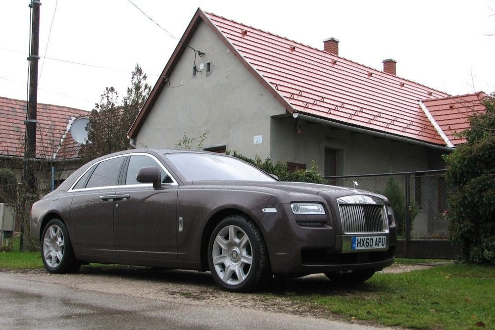 A Rolls-Royce Ghost árából rendes családi házat lehet venni