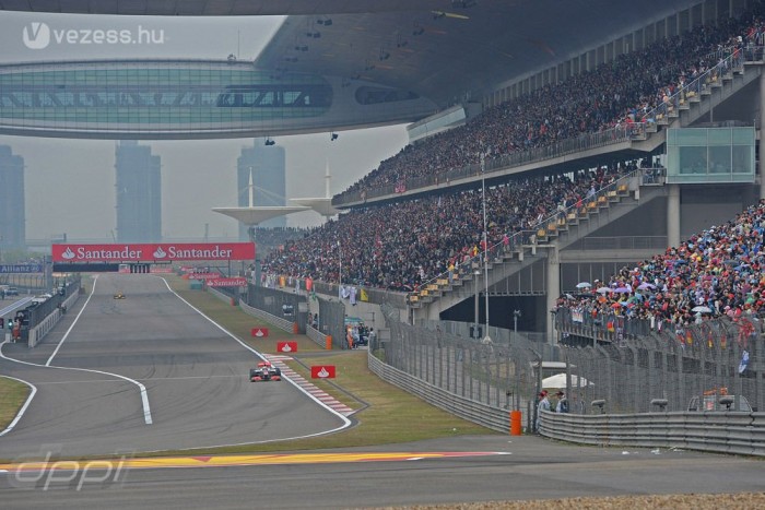 F1: Megsüllyedt három kanyar Kínában