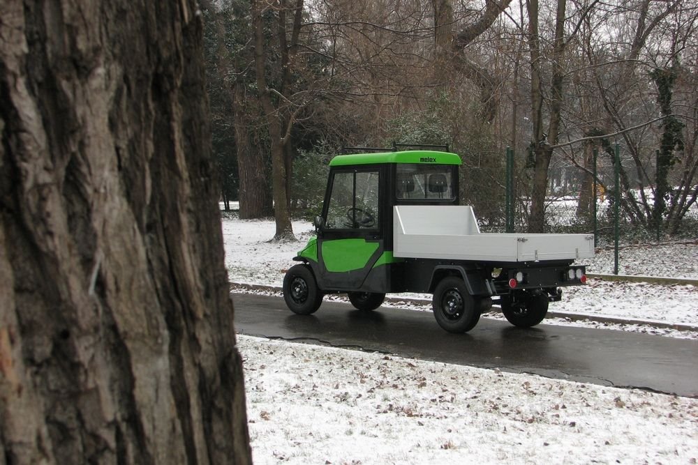 5 kilowattos villanymotor, 80 km elméleti hatótáv ólom-sav akkukkal