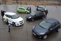 Egy új Swift nagy esemény a mi életünkben, megérdemel egy összehasonlító tesztet a konkurenciával. A fehér Suzuki ellenfele a zöld Hyundai i20, a türkiz Fabia, a fekete Opel Corsa és a szürke Mazda2