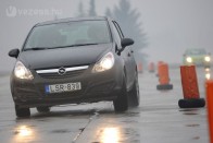 Csak az 1,2-es motor tartja vissza a Corsát, agilitása és kényelme is jó