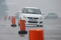 Nagy piros pont jár a Suzukinak, hogy a Swiftben hazánkban is alapáron adja a menetstabilizáló elektronikát, amit a vásárlók amúgy nem igényelnének