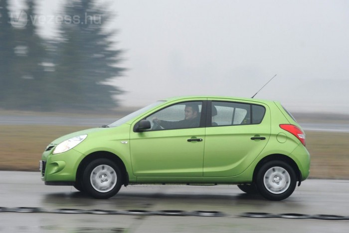 Városi autónak megteszi jó az i20, mert így nem zavar az autópályán hangos motor. Egy kis finomítás ráférne, aduja az ötéves garancia, km-korlát nélkül