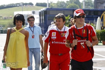 F1: Alonso berágott a fotósokra