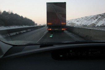 Magyar kamionosoknak előzni tilos! 