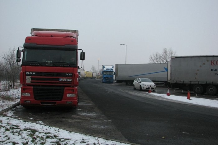 A kamionos parkolóban csak a magyar sofőr tudott az új szabályról