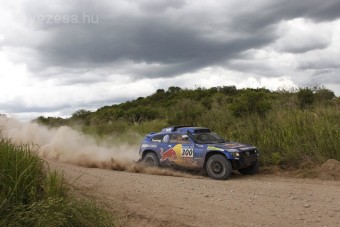 Hibás autóval is veri a mezőnyt Sainz