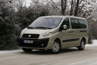 Fiat Scudo, illetve a más névre hallgató, de genetikailag vele teljesen azonos változatai már szép számban jártak nálunk. Mentünk vele Európa tetejére, vitt két családot síelni, és mezei városi menetben is bizonyított már a trió minden létező tagja. Legutóbb pedig egy keményen használt példányt vetettünk alá terheléses próbának