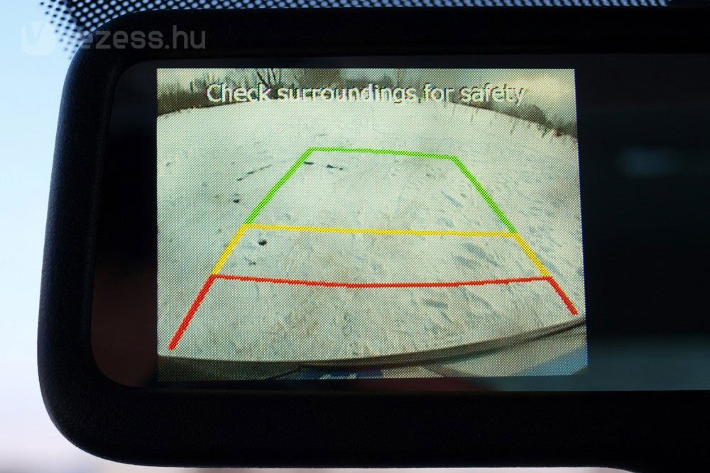 A tolatókamera képe a visszapillantóban jelenik meg
