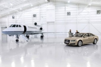 Reptéri busz helyett luxusautó a politikusoknak