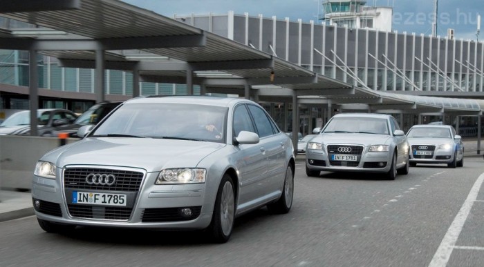 Reptéri busz helyett luxusautó a politikusoknak 8