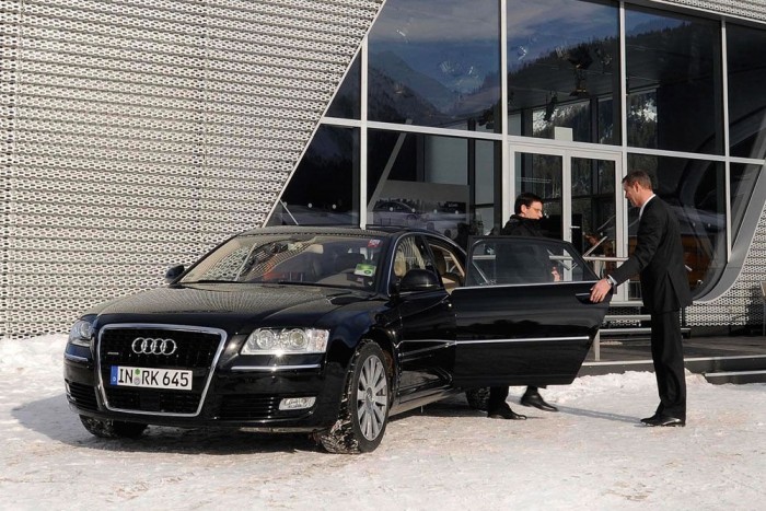 Reptéri busz helyett luxusautó a politikusoknak 7 | Vezess A legfőbb vezetőknek páncélautó jár