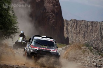 Belekóstoltak a sivatagba a dakarosok