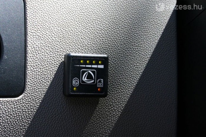 Melyik az olcsóbb: dízel, etanol vagy LPG? 12 | Vezess Egy gombnyomás átállni benzinről gázra és vissza. Ha az egyik kifogy, az autó automatikusan átáll a másik üzemanyagra