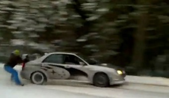 A tél vakmerő ötlete: autós sielés!
