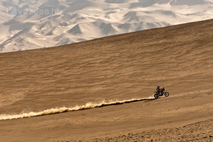 Szorul a hurok a Dakar-ralin 7 | Vezess Szorul a hurok a Dakar-ralin 7