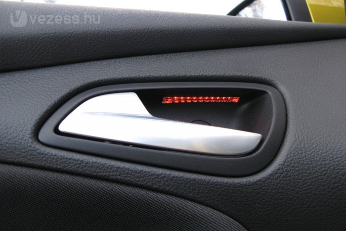 Rejtett hangulatvilágítás a krómozott kilincs mögött. Extraként hét szín közül válogathatunk