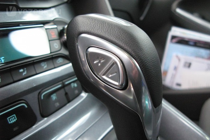 Ez az a kis billenőkapcsoló, amivel kézzel lehet válogatni a duplakuplungos automatizált váltó fokozatai között. A fülek sportosabbnak mutatják az autót és kapcsolásukkor nem kell elengedni a kormányt