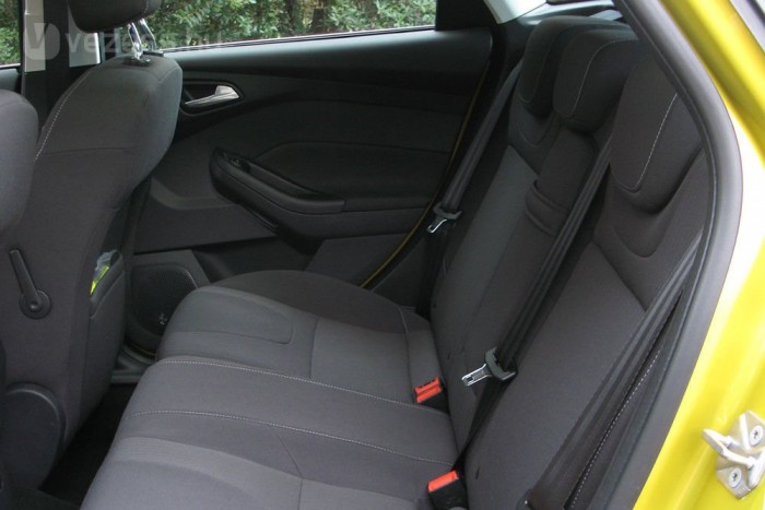 Nemhogy gyerekek, de még felnőttek sem fészkelődnek majd kényelmetlenül a hátsó üléseken. Van hely bőven, az üllőpárna hosszú, a háttámla pedig kellemes szögben dől