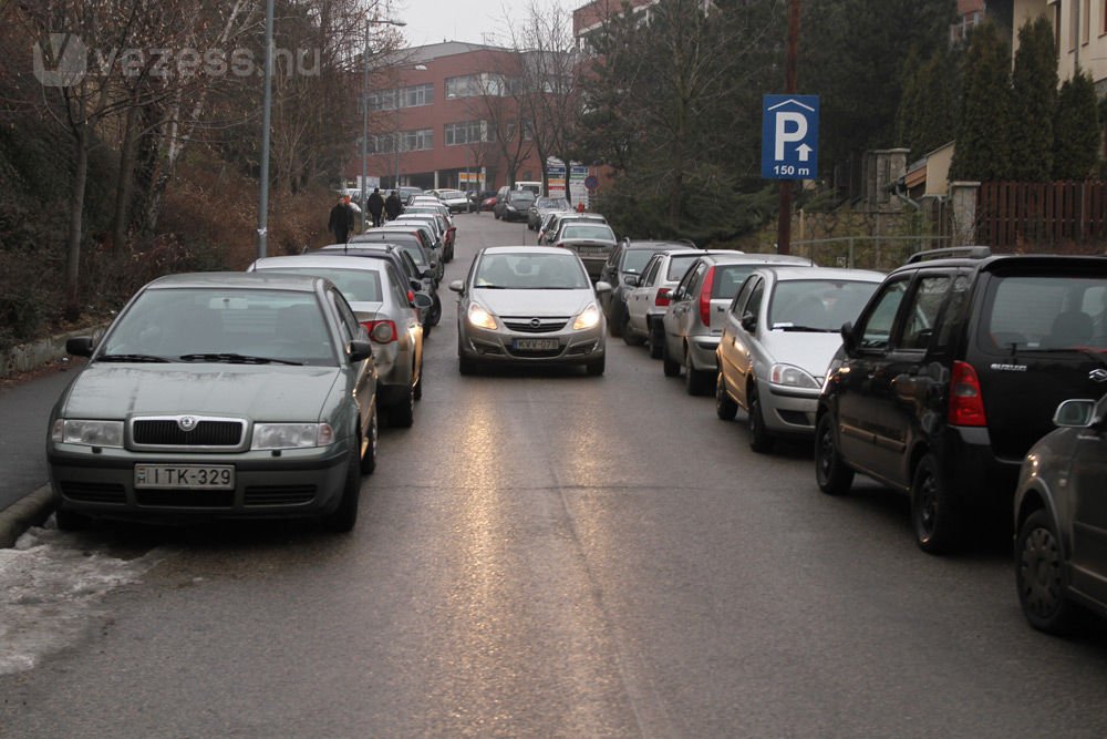 Még a kis Corsával sem egyszerű a manőver, hát még egy teherautóval!