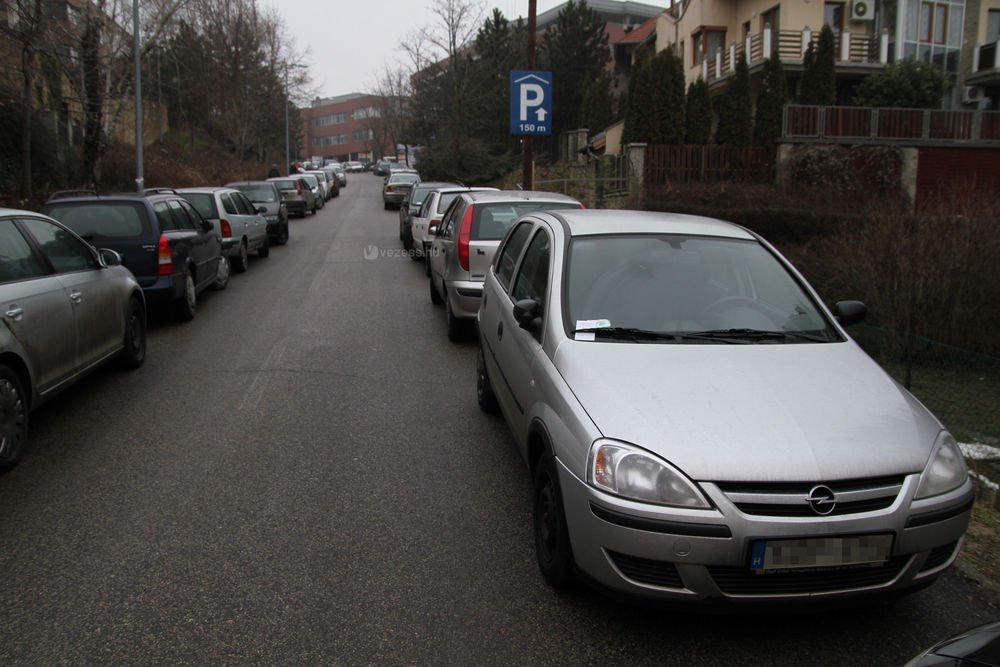 A Corsa a jó oldalon áll, de ettől még szabálytalan: szembe parkolt a forgalommal. Pár hete ez nyolcezret ért autónként egy másik akcióban