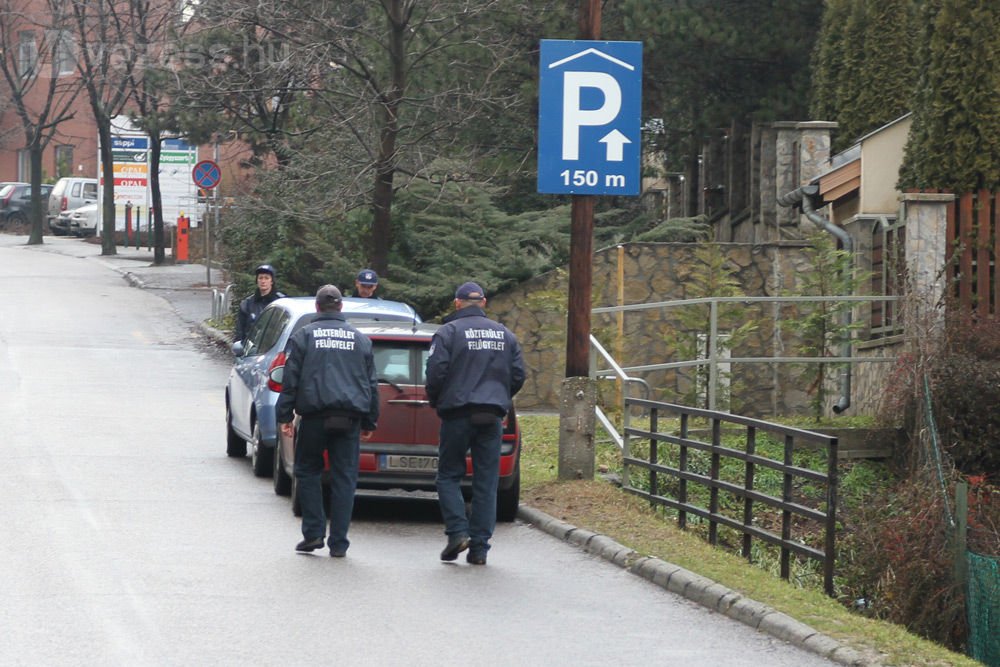 Egy hétig csak figyelmeztetést kapnak a tilosban parkolók, de azután kegyetlenül elszállítják az autókat