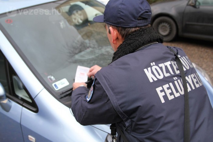 Egyelőre csak a tilosban parkolásra figyelnek, a szabálytalanul, forgalommal szemben állókat nem piszkálják