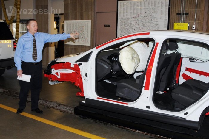 12 000-szer törték össze az új Focust 7 | Vezess 12 000-szer törték össze az új Focust 7