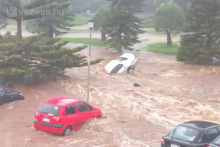 Autókat sodort el az ár