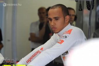 F1: Hamilton nyakig hóban edz